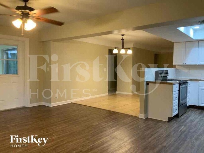 Building Photo - 1302 Crest Dr