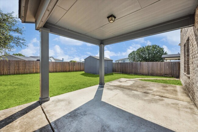 Building Photo - 668 NW Crossing Dr
