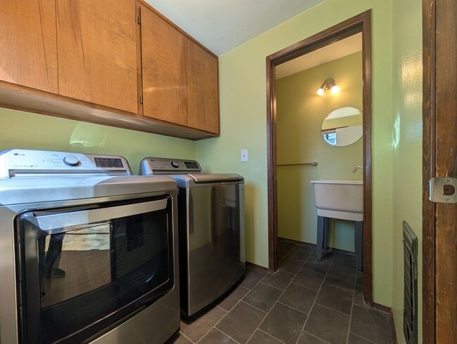 Building Photo - Fantastic 3-Bedroom, 2.5-Bath Home In East Eugene!