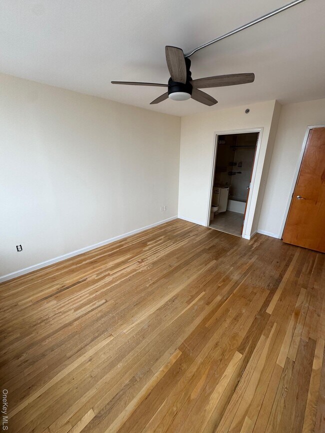 Building Photo - 116-24 Grosvenor Ln