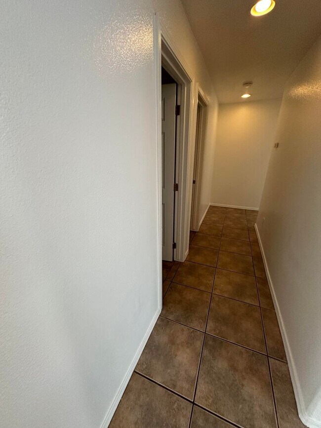 Building Photo - Pleasant 4 Bd. 2.5 Ba. River Oaks Home loc...
