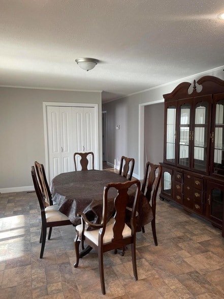 Building Photo - 3840 Forestview Dr NW
