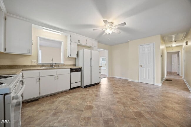 Building Photo - 131 Fairview Village Rd