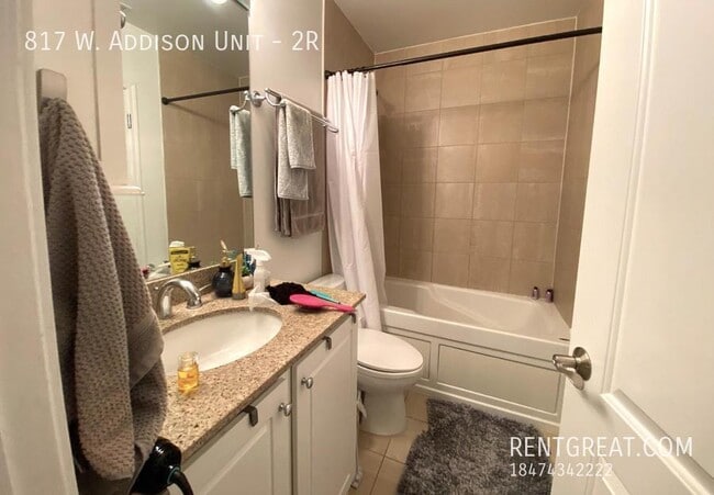 Building Photo - 817 W Addison St