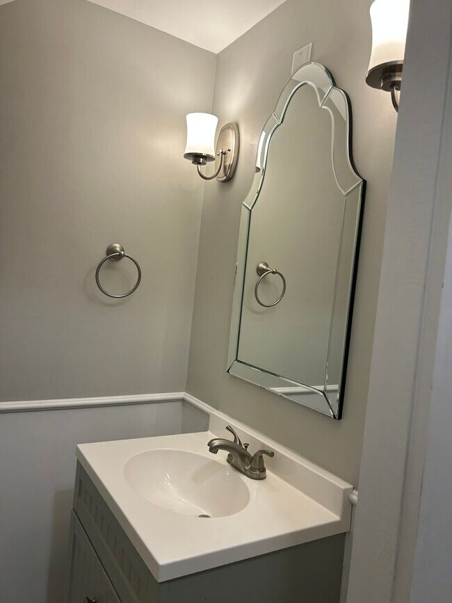 Building Photo - 815 Poindexter Ave