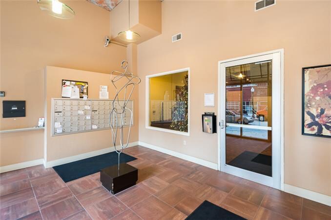 Building Photo - 321 W 7th St