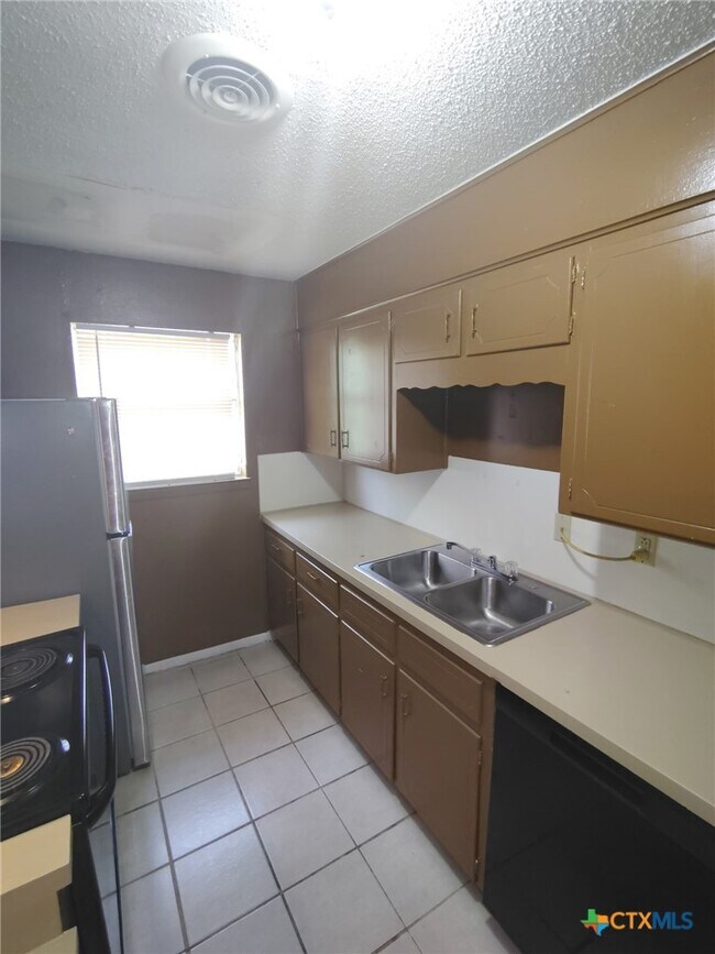 Building Photo - 1015 Hall Ave