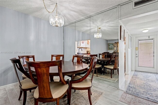 Building Photo - 1040 Country Club Dr