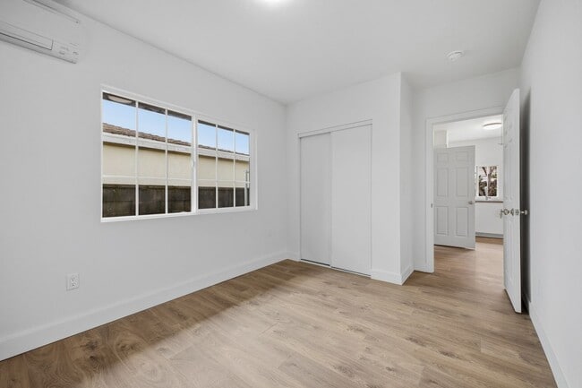 Building Photo - 2 Bedroom | 1 Bathroom | Private Back House