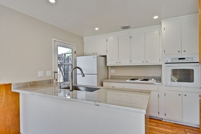 Building Photo - Welcome Home to Beautiful Cambrian Park Ne...
