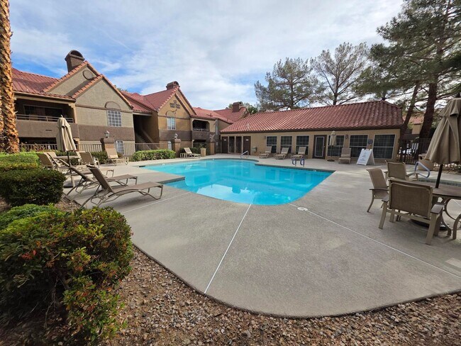 Building Photo - Immaculate Guard-Gated First-Floor Condo!