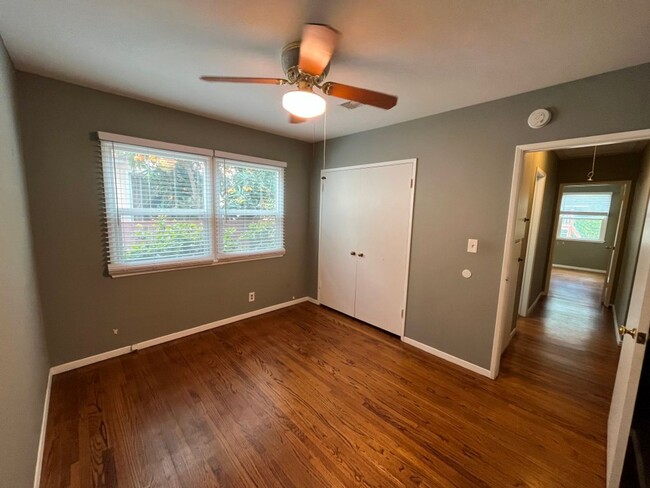 Building Photo - Upgraded 4+2 w/hardwood floors + great bac...