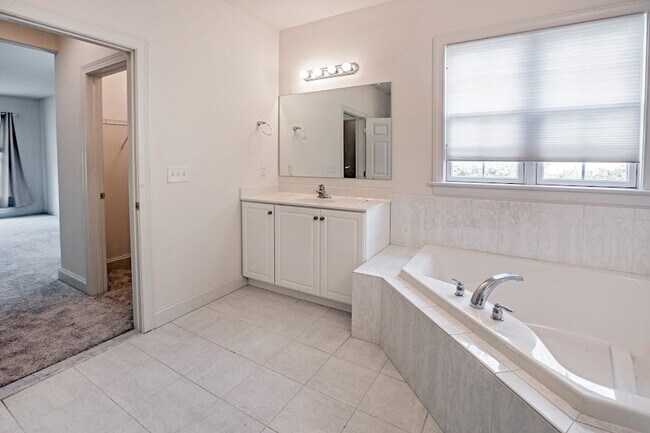 Building Photo - Beautiful 3 bedroom, 3 bath home in over 5...