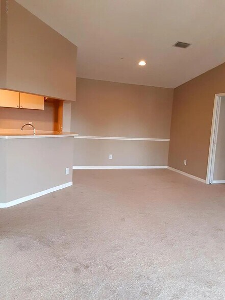 Building Photo - 7667 N Wickham Rd