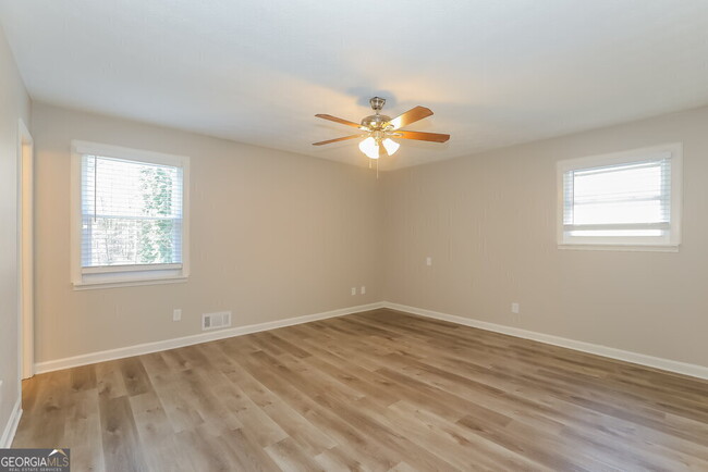 Building Photo - 3860 Ferncliff Rd SW