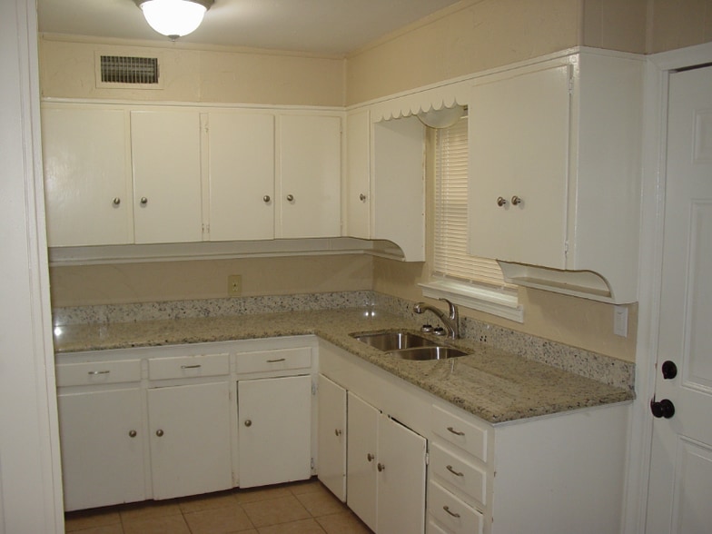 Building Photo - 1805 N Pl