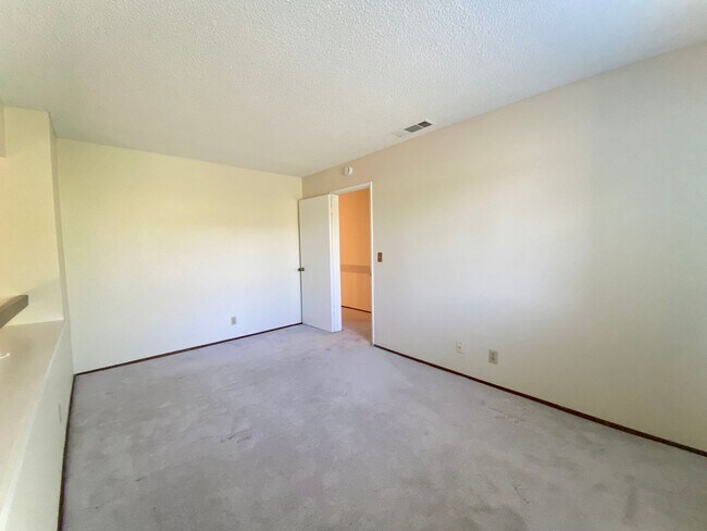 Building Photo - Spacious 4-bedroom home with Bonus Loft located in Union City! – Beautiful Backyard!