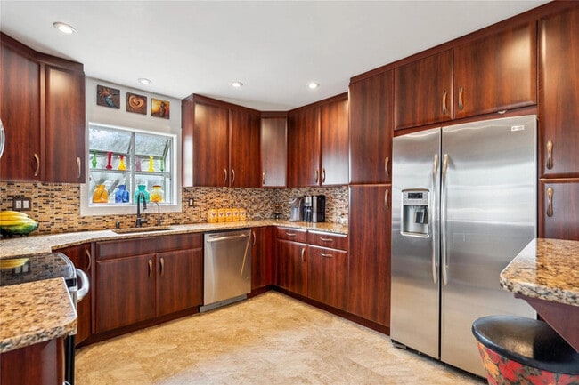Building Photo - Don't miss out on this charming Syosset home!