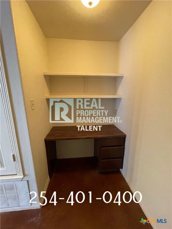 Building Photo - 602 Karey Dr