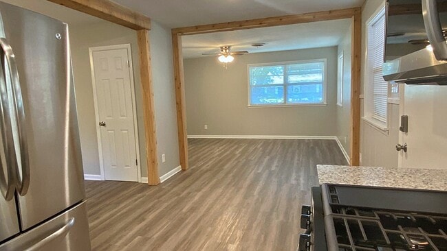 Building Photo - 403 Parkwood Dr