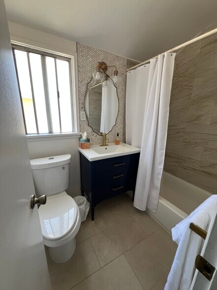 Bathroom 1 - 1211 N Screenland Dr