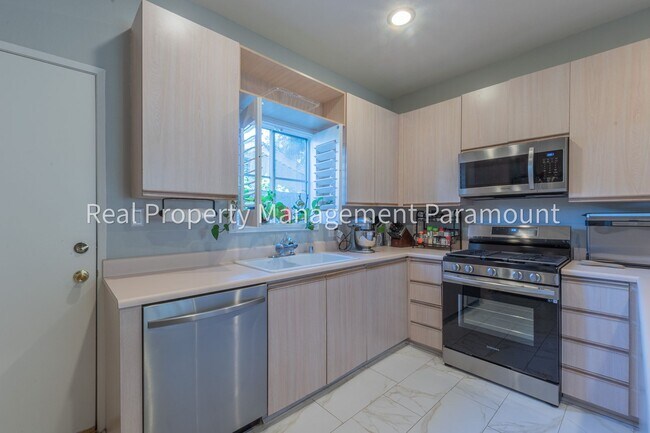 Building Photo - Stunning 2 Bedroom Townhouse in a Peaceful Neighborhood