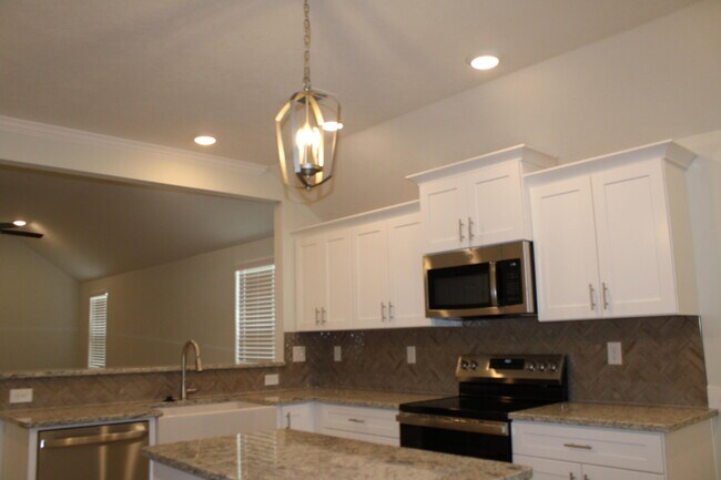 Building Photo - 921 Holbrook Dr