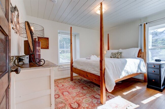 Building Photo - Beautifully Renovated 5 Bedroom Farmhouse outside of Newberg