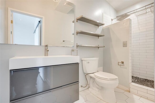 Building Photo - 1304 Mariposa Dr