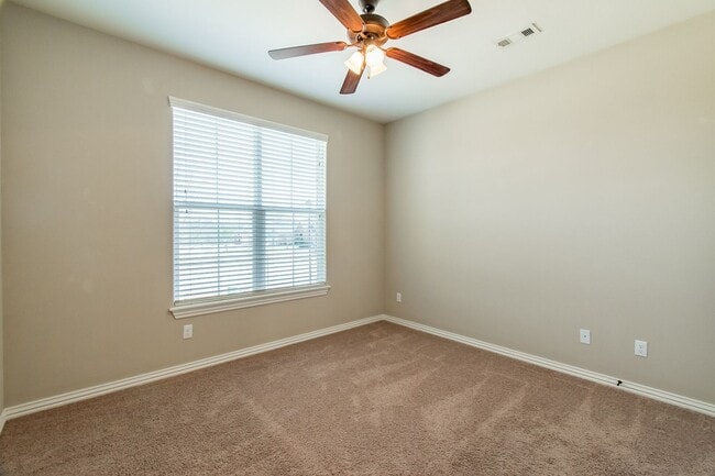 Building Photo - Like New 3 Bedroom Home near Stonebridge M...