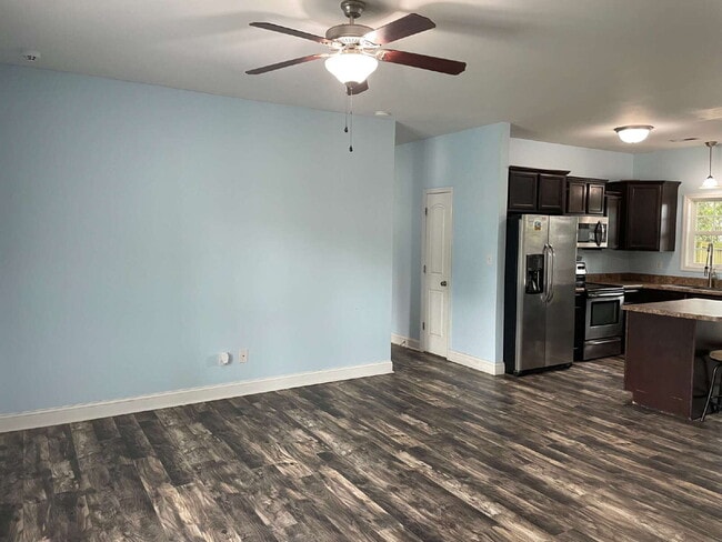 Building Photo - Pet Friendly Three Bedroom Two Full Bathro...
