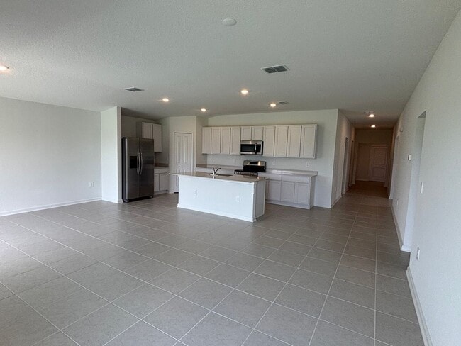 Building Photo - Welcome to Your Dream Home in Eagle Lake