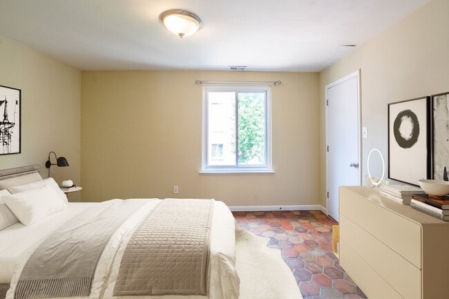 Building Photo - Beautiful Three Bedroom in Washington Square West