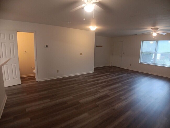 Building Photo - 206 Janie Ln