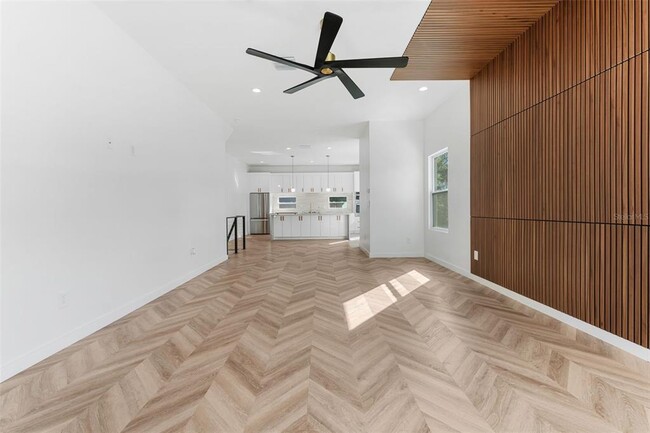 Building Photo - 102 W Adalee St