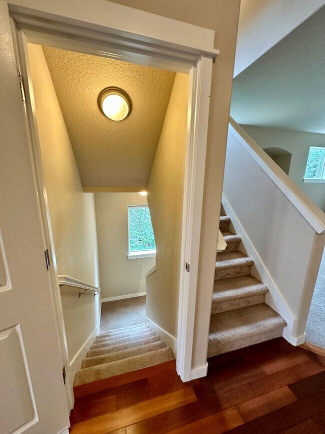 Building Photo - Beautiful 6-bedroom 4-bathroom home in an upscale neighborhood in the Sexton Mountain section of ...