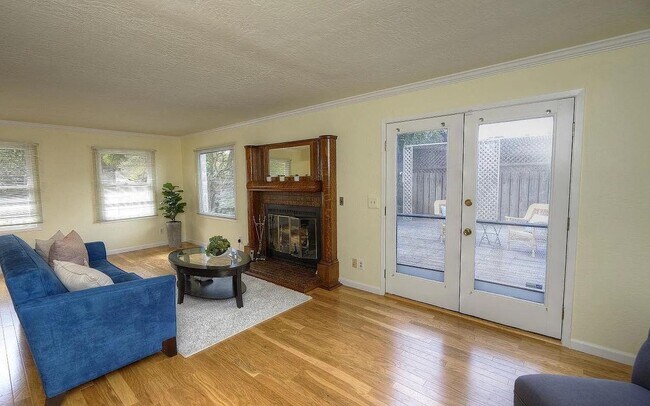 Building Photo - 1004 Acacia St