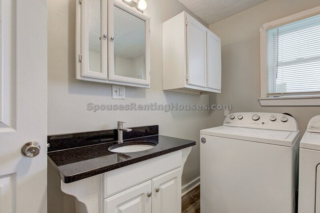 Building Photo - 510 N Beville Ave