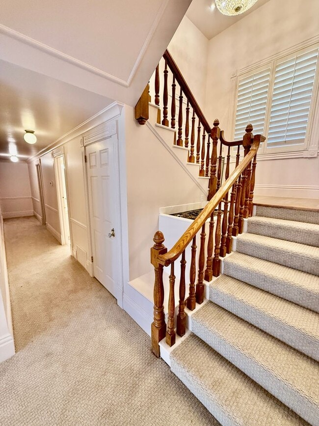 Building Photo - Distinctive and Spacious 5-BR Home in Bloomington