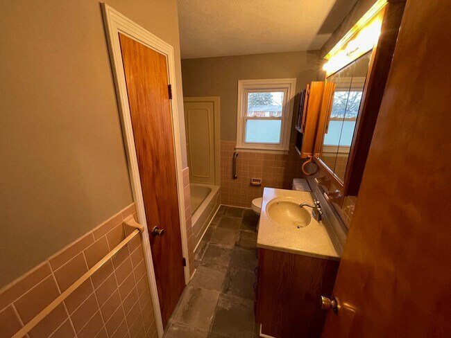 Building Photo - Brick Home w/ Detached Garage For Rent Shelbyville