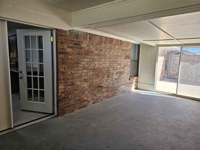 Kitchen leaves out to enclosed covered patio - 2104 NW 118th Ter