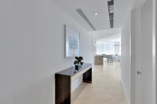 Building Photo - 525 N Fort Lauderdale Beach Blvd