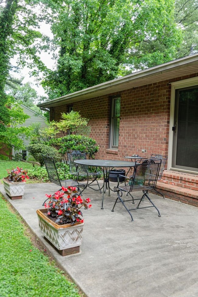 Building Photo - New Listing!
