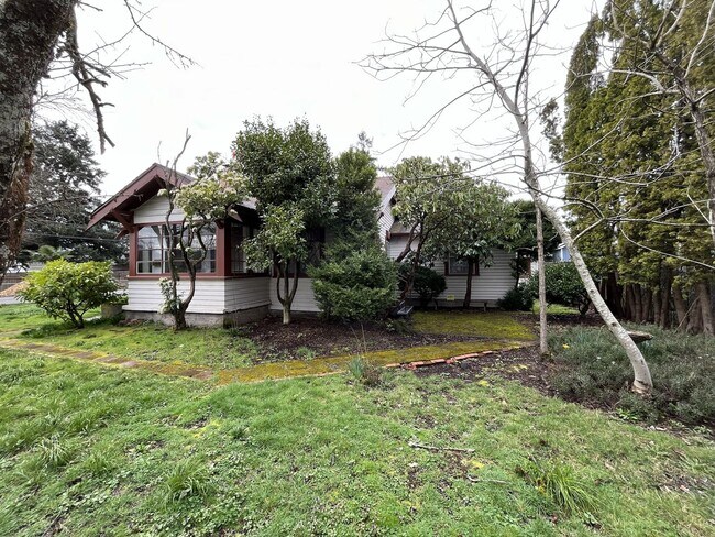 Building Photo - Character-Filled 2-Bedroom Home with Vintage Charm & Bright Living Spaces