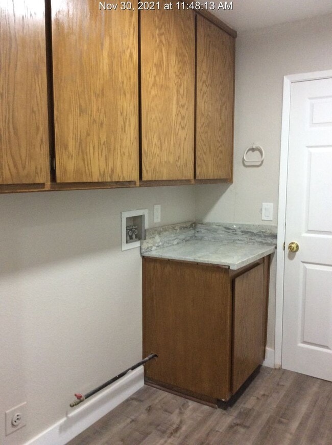 Building Photo - Comfortable Living in a Well-Sized 2-Bed, 2-Bath Home