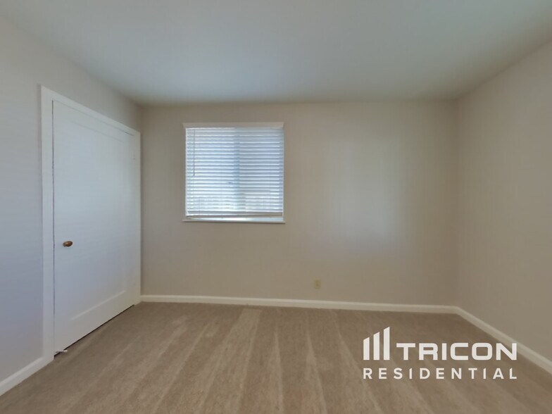 Building Photo - 2749 El Rey St