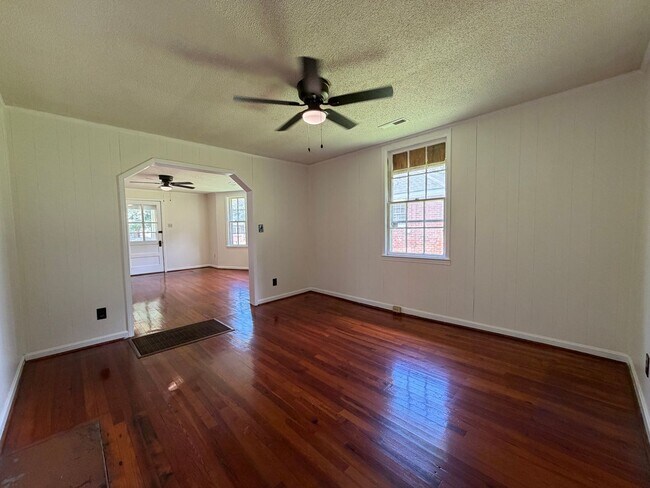 Building Photo - Charming 2/1 House in Celanese- $1,595