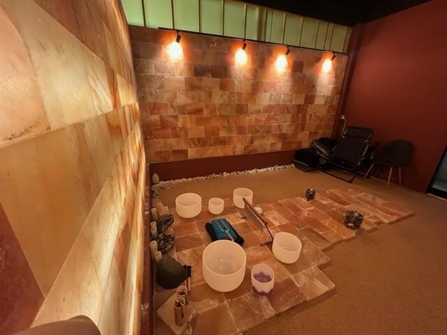 Building Photo - 190 Christopher Columbus Dr