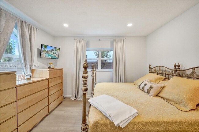 Building Photo - 2889 NE 35th St