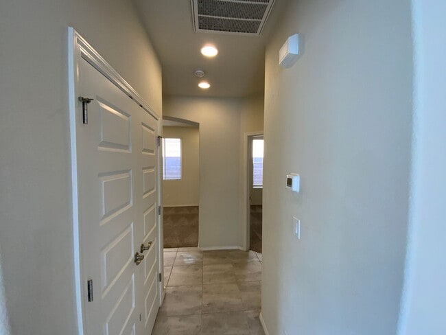 Building Photo - Beautiful 3 Bedroom Plus Office Recent Con...